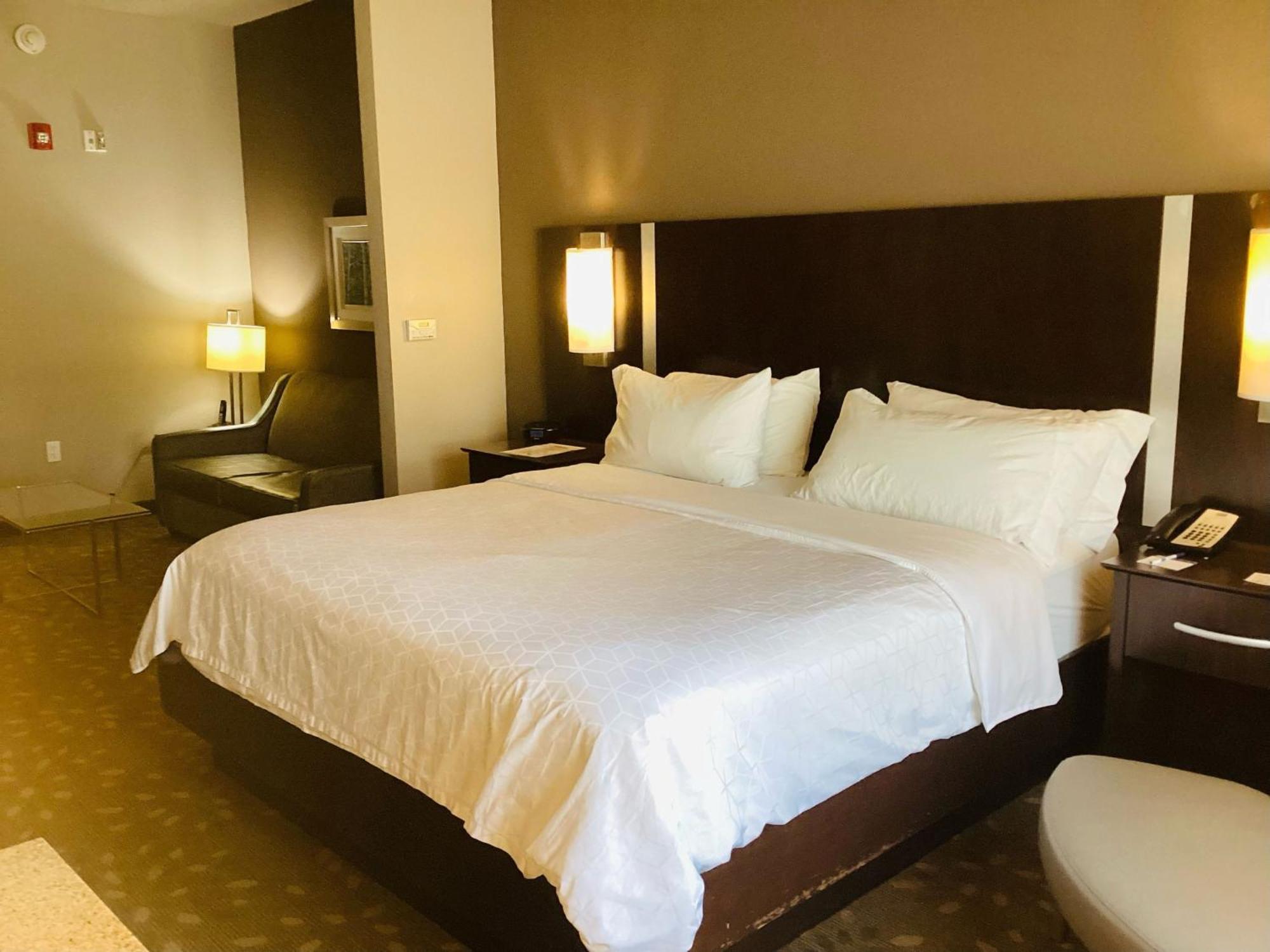 Express And By Ihg Saint Robert